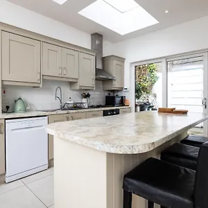 Large 3 Bed Family - 5 Min From Train Station Holiday home Dublin